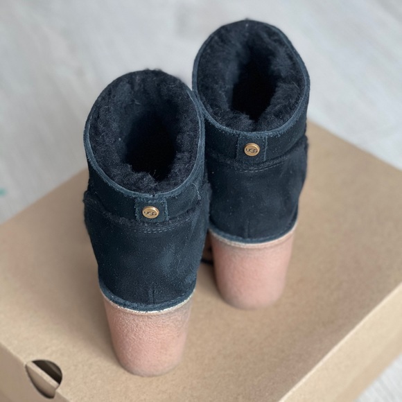 Ugg Kasen Booties—Black 6.5 - Picture 3 of 5